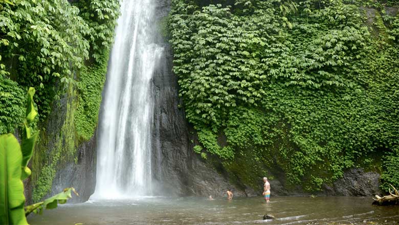 See waterfall in Munduk